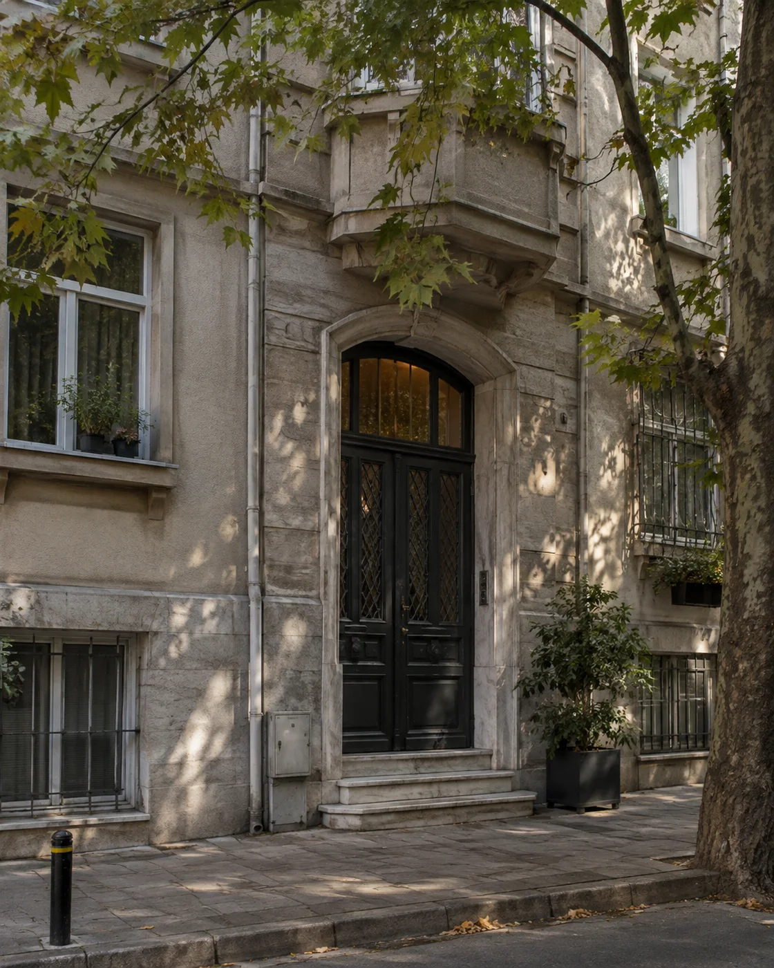Ağaç gölgeleri altında bir apartman girişinin temsili mimari görseli.